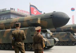 Corea del Norte presenta nuevo lanzacohetes; tiene capacidad nuclear