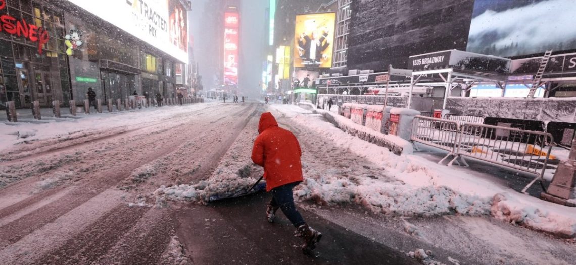 Nueva York decreta toque de queda por tormenta invernal histórica