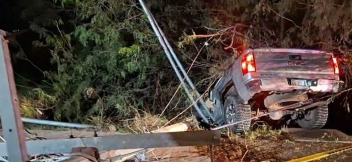 Pick up derriba poste de CFE tras accidente vehicular en San Carlos