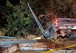 Pick up derriba poste de CFE tras accidente vehicular en San Carlos