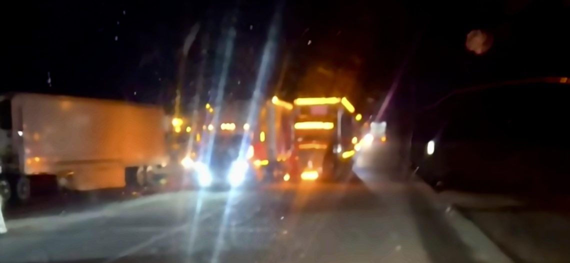 Fila de tráileres rebasa los 5 kilómetros en el retén militar Cucapah, en SLRC