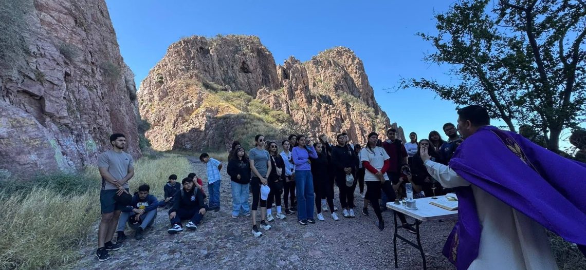 Vienen desde Bácum a orar en el cerro ´Microondas´
