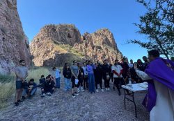 Vienen desde Bácum a orar en el cerro ´Microondas´