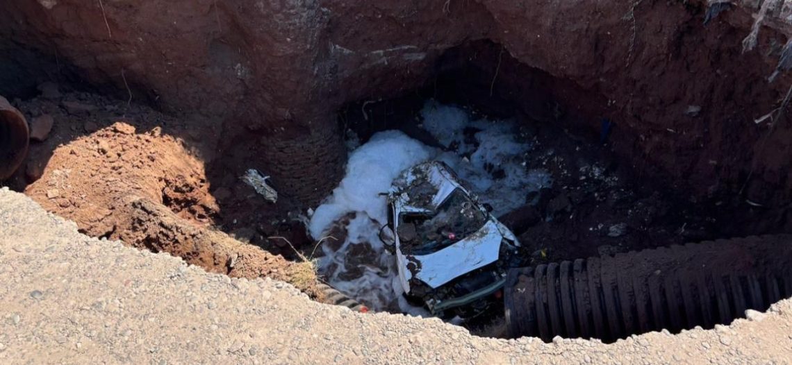 Se «traga» socavón a un vehículo en Ciudad Obregón.