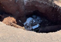 Se «traga» socavón a un vehículo en Ciudad Obregón.
