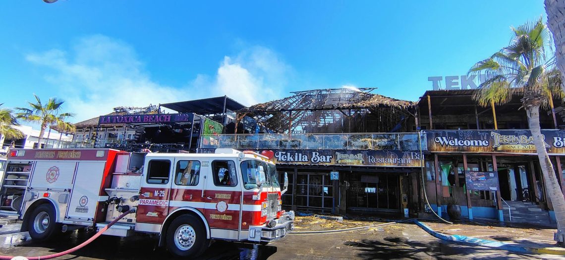 Incendio consume tres negocios en el Malecón de Puerto Peñasco
