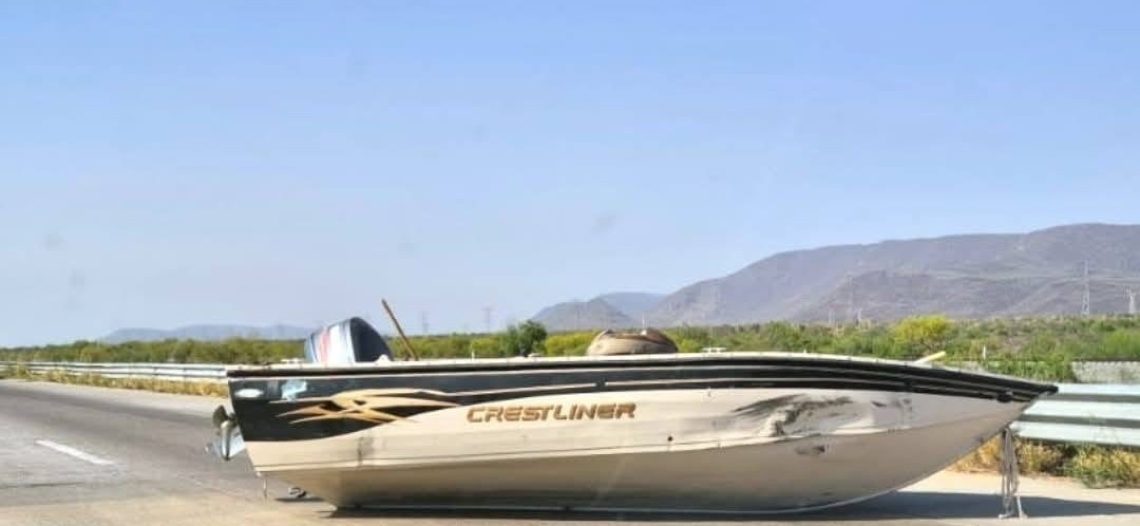 Camioneta que remolcaba lancha sufre accidente en carretera Guaymas-CO