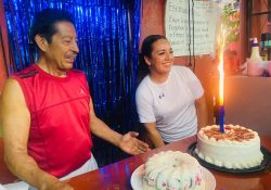 Le dan la sorpresa sus alumnos en su cumpleaños el preparador físico Miguel Cano