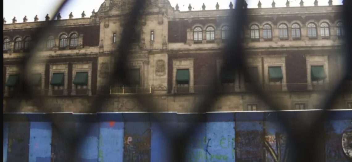 Manifestantes rompen valla frente a la Catedral durante marcha del 8M en CDMX