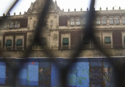 Manifestantes rompen valla frente a la Catedral durante marcha del 8M en CDMX