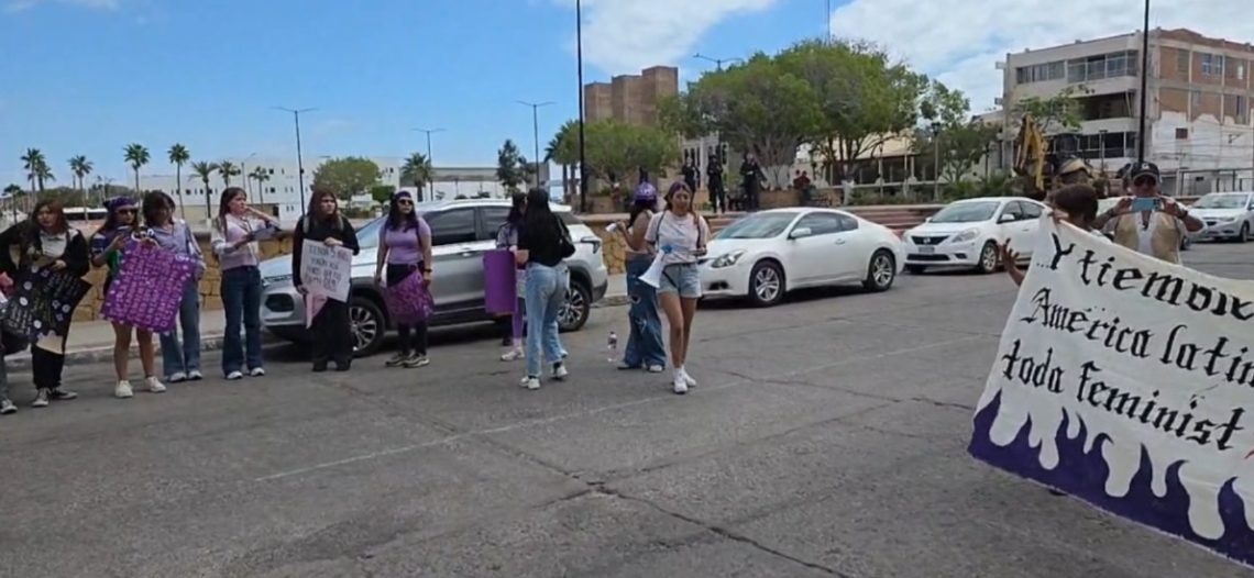 Mujeres de Guaymas toman las calles en marcha del 8M