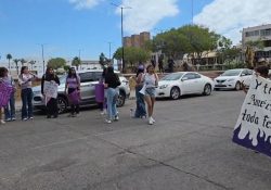 Mujeres de Guaymas toman las calles en marcha del 8M