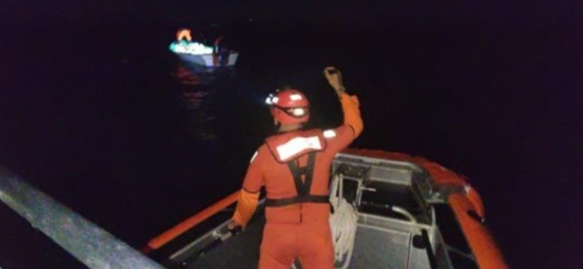 Rescatan a dos personas a la deriva frente a costas de Guaymas