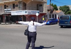 Mujer, madre y oficial de tránsito destaca por su labor en Empalme
