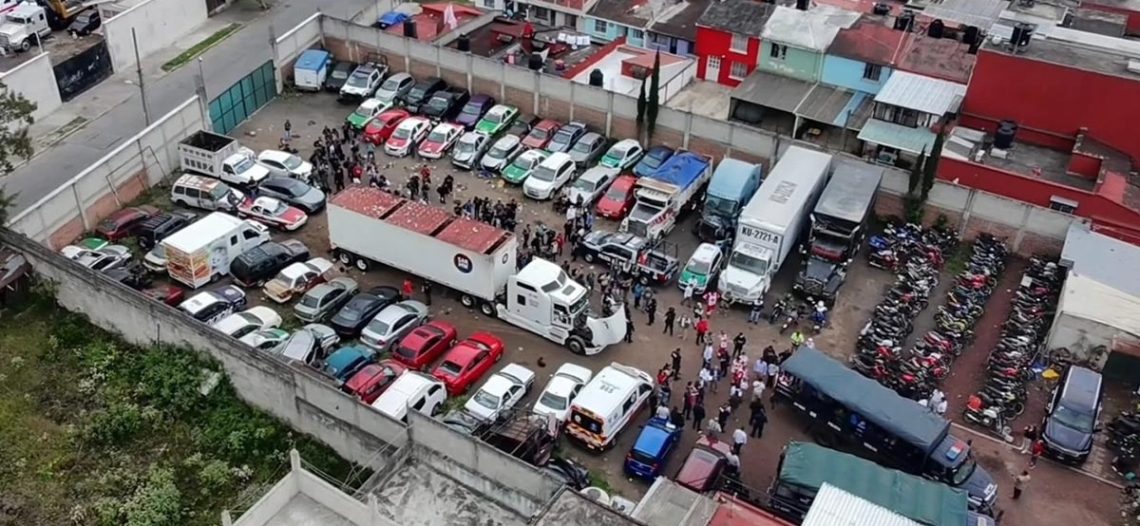 Rescatan a 229 migrantes hacinados en caja de tráiler en Xalapa, Veracruz
