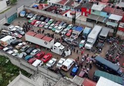Rescatan a 229 migrantes hacinados en caja de tráiler en Xalapa, Veracruz