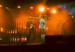 Paulina Rubio sorprende como invitada especial de Morat en Coachella 2026