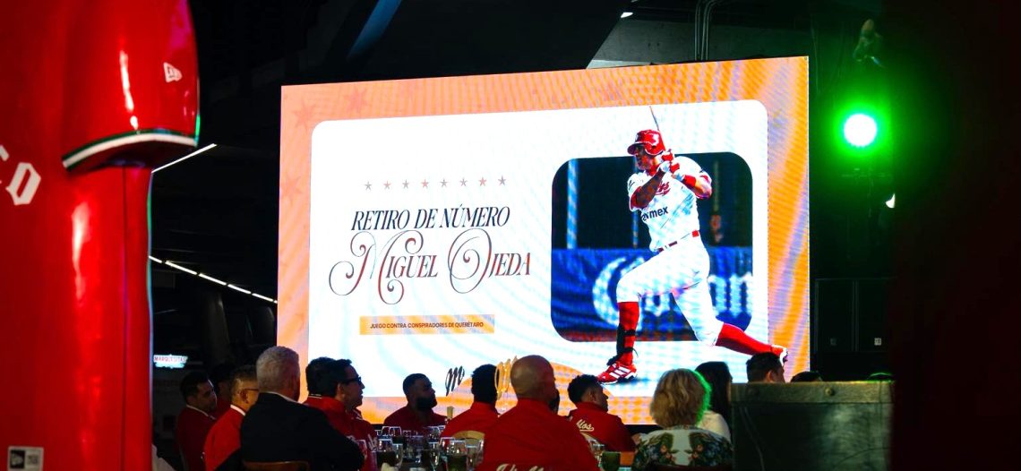 Diablos Rojos del México dan su máximo reconocimiento al guaymense Miguel Ojeda