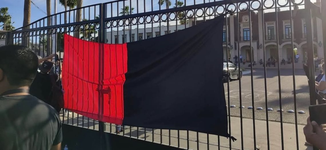 Estalla huelga en Universidad de Sonora; colocan banderas rojinegras