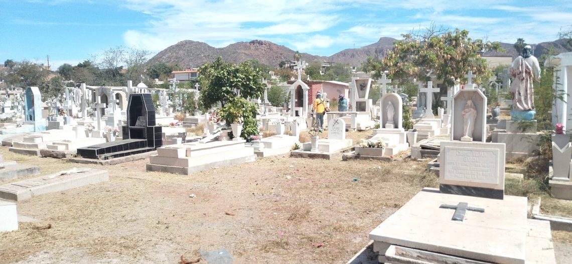 Avanza limpieza de panteones en Guaymas