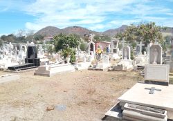 Avanza limpieza de panteones en Guaymas
