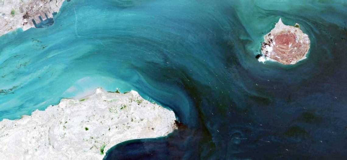 Atacan a tres cargueros en estrecho de Ormuz tras prórroga de tregua EU-Irán