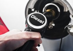 Sheinbaum y gasolineros acuerdan mantener en 28 pesos el litro del diésel