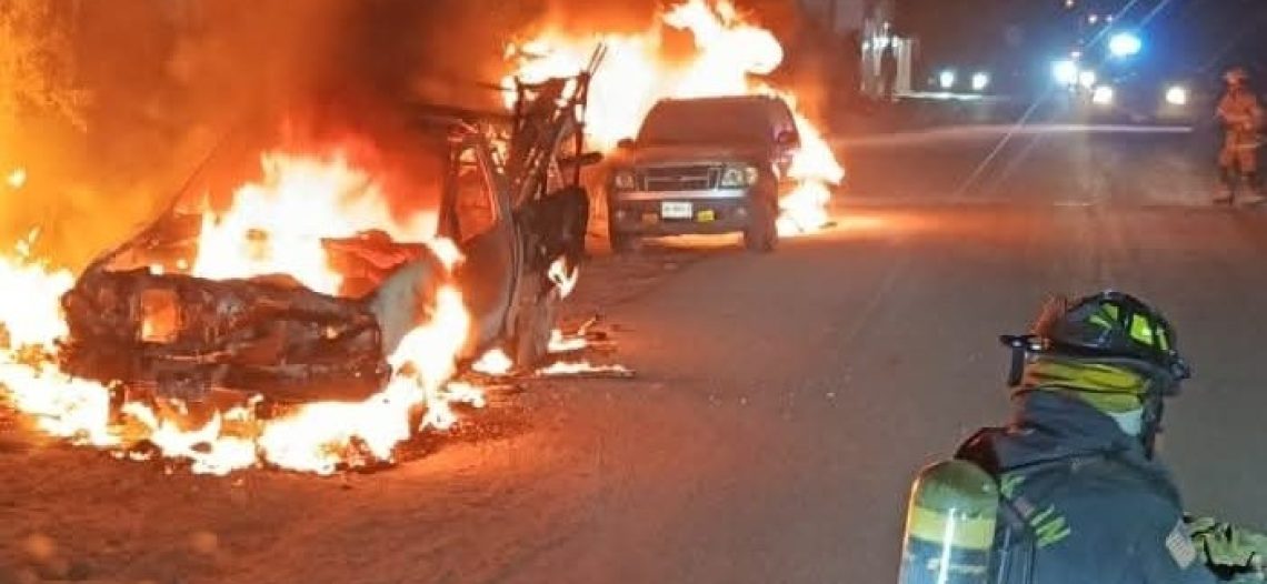 Atienden Bomberos de Empalme incendio de tres vehículos