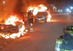 Atienden Bomberos de Empalme incendio de tres vehículos