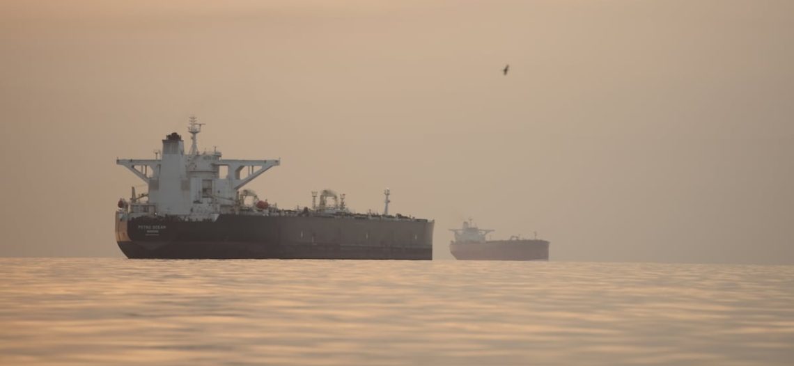 Irán vuelve a cerrar estrecho de Ormuz; informan ataque a buque petrolero
