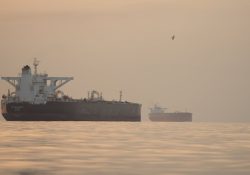 Irán vuelve a cerrar estrecho de Ormuz; informan ataque a buque petrolero