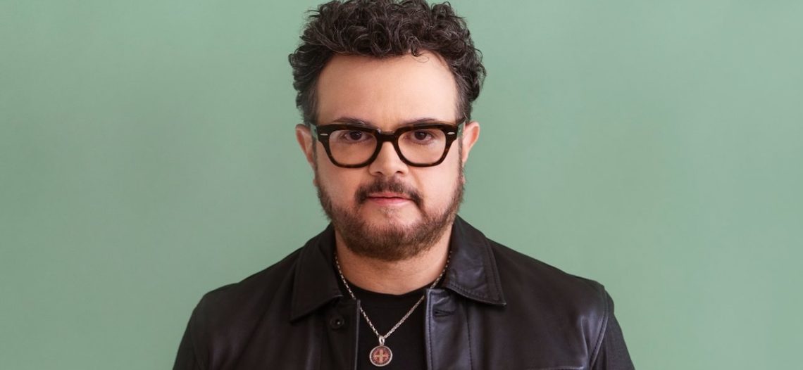 En medio de sus problemas legales, Aleks Syntek reaparece en redes sociales