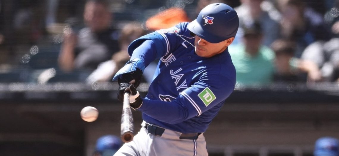 Con su familia en las gradas, Brandon Valenzuela debuta con hit en MLB
