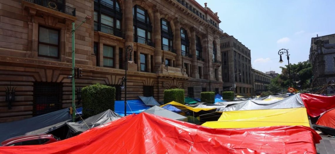 CNTE da ultimátum de 24 horas al gobierno; amaga con paro indefinido