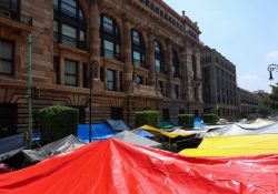 CNTE da ultimátum de 24 horas al gobierno; amaga con paro indefinido