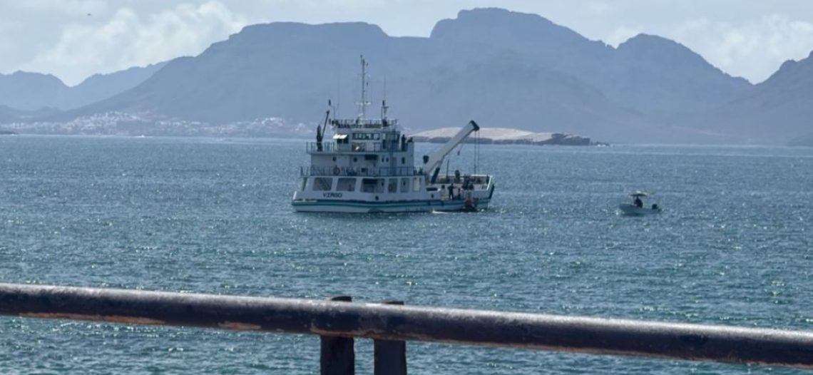 Reposicionan boya en deriva; pero lo hacen mal, observan marinos