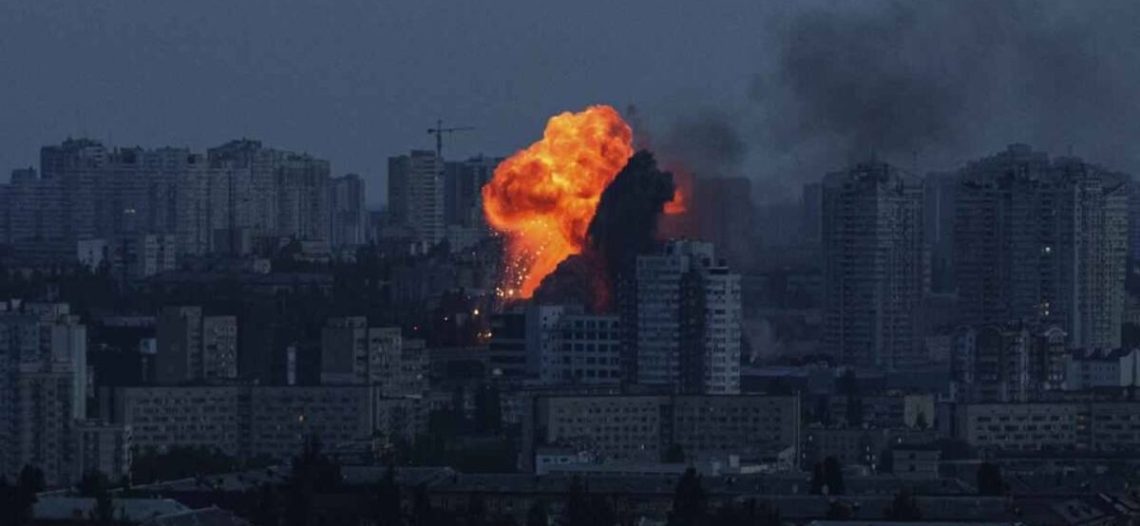 Rusia lanza intenso bombardeo contra Kiev tras advertencias de Zelenski
