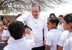 Arranca Gobernador Durazo distribución de uniformes escolares gratuitos Sonora