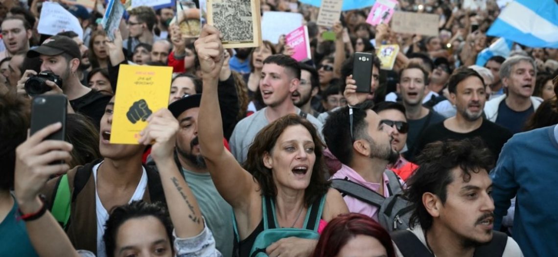 Miles protestan en Argentina por ajuste al presupuesto universitario