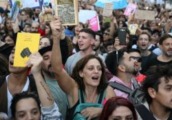 Miles protestan en Argentina por ajuste al presupuesto universitario