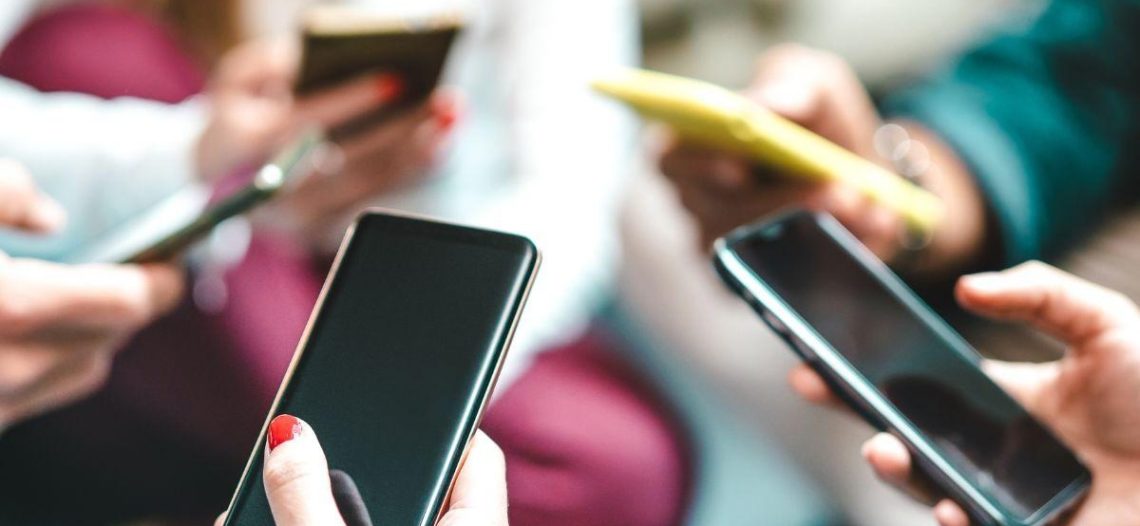 Alerta demográfica: vinculan el uso de celulares con la caída de nacimientos