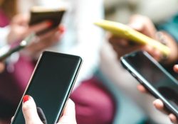 Alerta demográfica: vinculan el uso de celulares con la caída de nacimientos