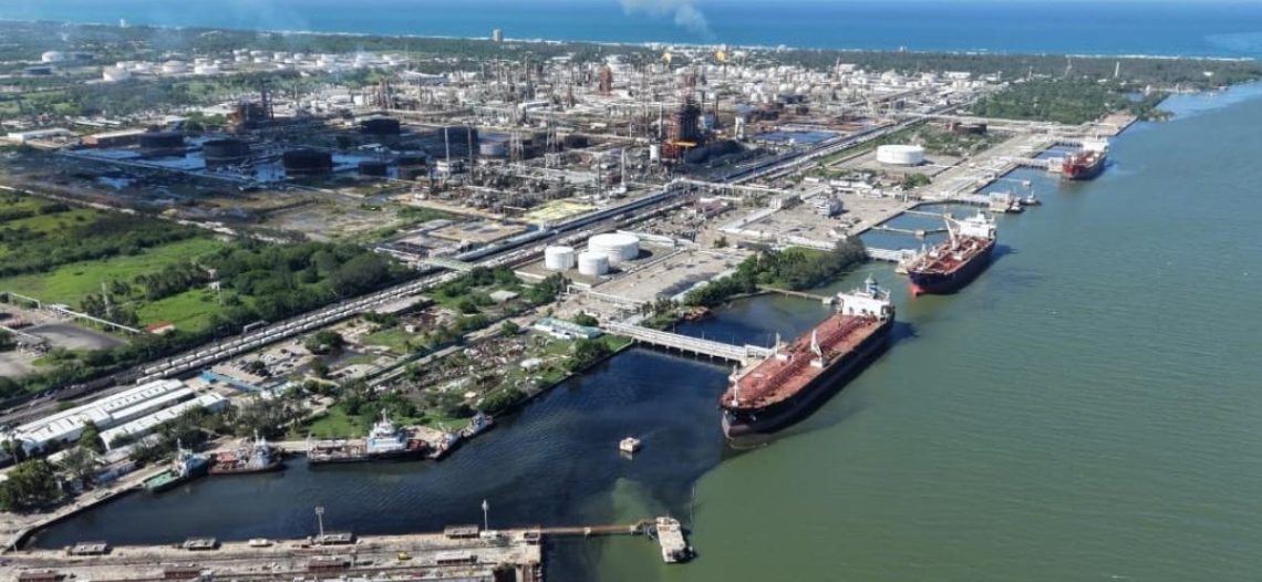 Desastre en el río Pánuco, derrame de Pemex avanza al Golfo de México