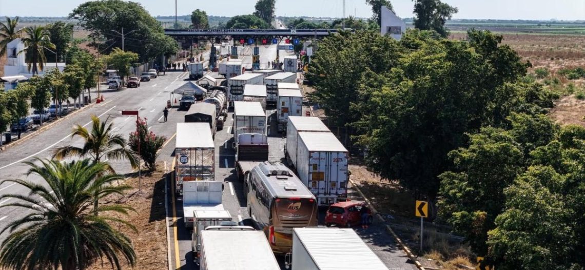 Transportistas frenan paro; se comprometen ante Segob a no afectar carreteras
