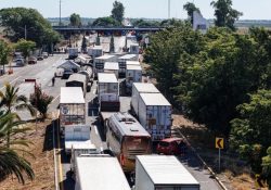Transportistas frenan paro; se comprometen ante Segob a no afectar carreteras