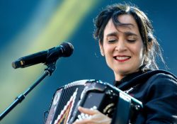 Julieta Venegas enfrenta ola de críticas por videoclip de “La niña futbolista”