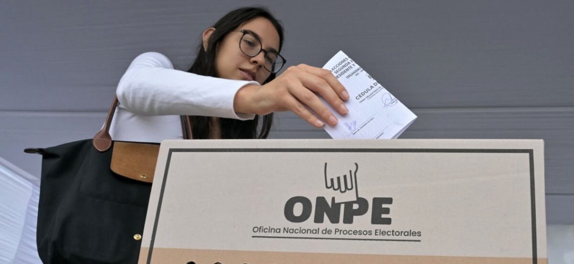 Perú vota en un reñido balotaje para elegir a su noveno presidente en 10 años