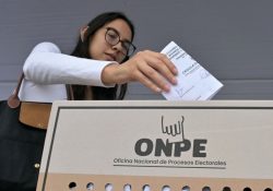 Perú vota en un reñido balotaje para elegir a su noveno presidente en 10 años