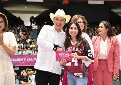 Gobernador Durazo respalda el futuro de los jóvenes con más de 18 mil becas