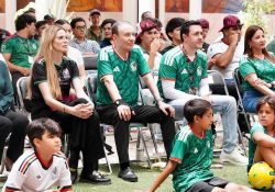 Acompañado de jóvenes, Gobernador Durazo vive la emoción del Mundial 2026